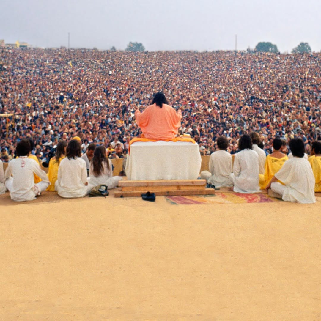Sri Swami Satchidananda no palco em Woodstock, 1969